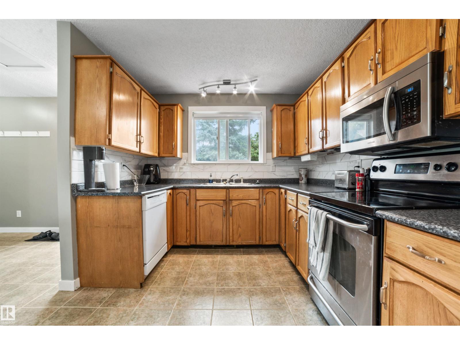Photo 7 of 3528 13 Av Nw, Edmonton AB