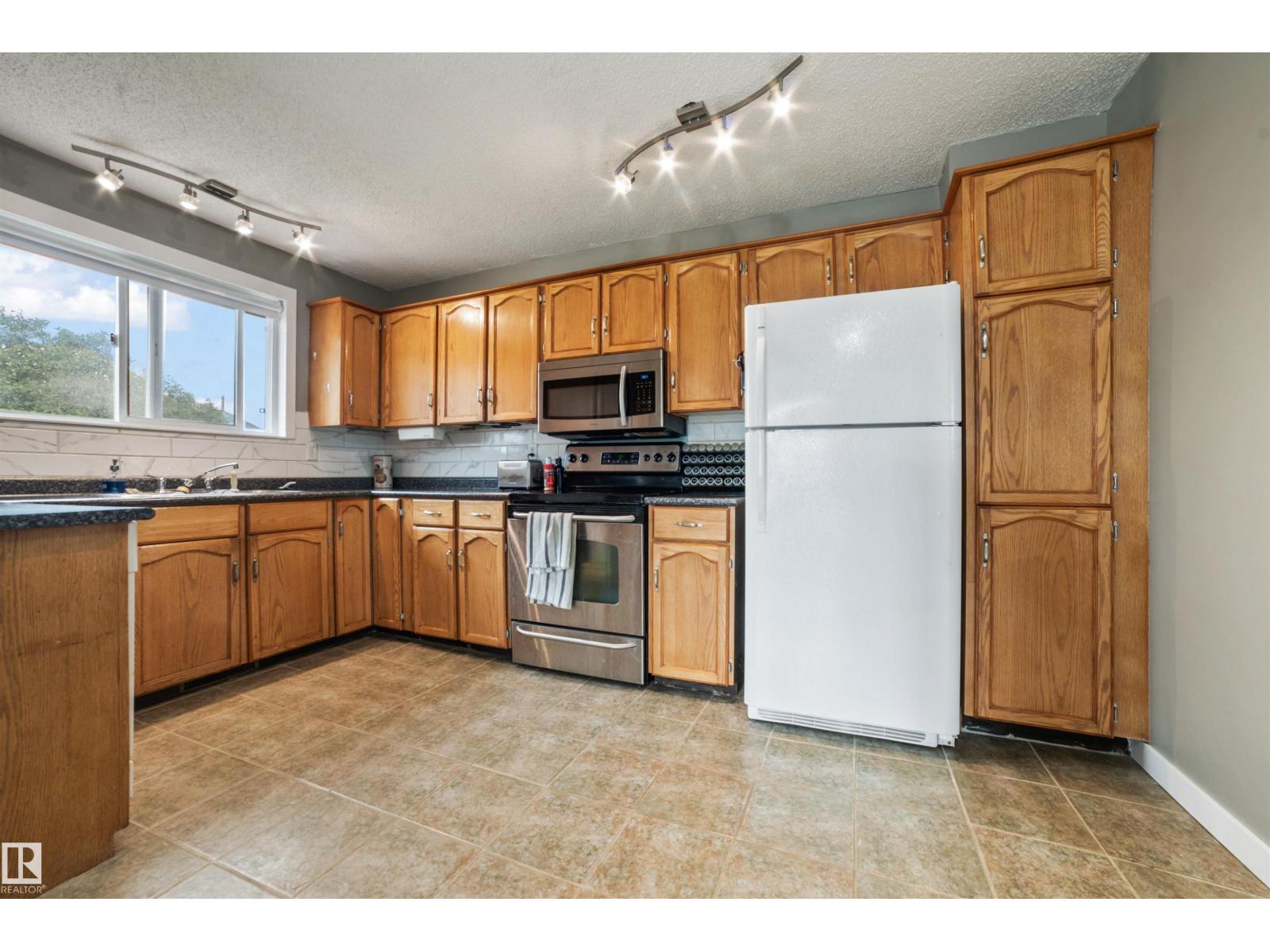 Photo 6 of 3528 13 Av Nw, Edmonton AB