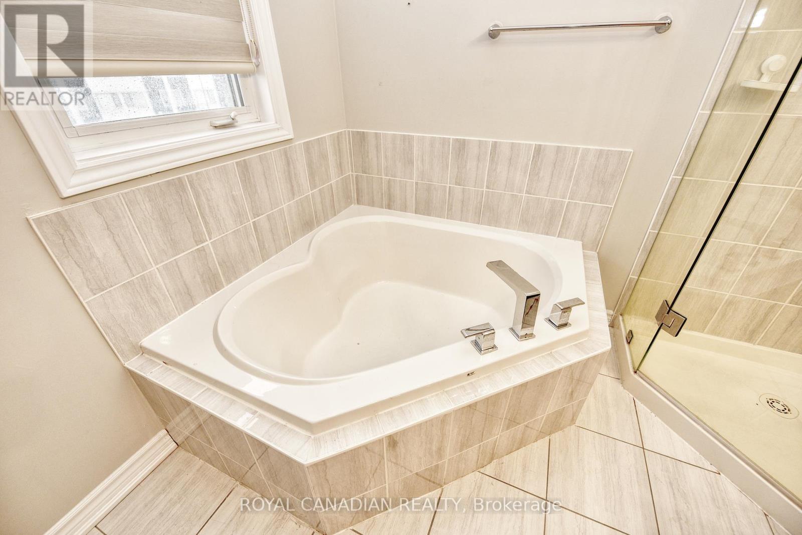 Photo 12 of 225 3865 Major Mackenzie Drive, Vaughan ON