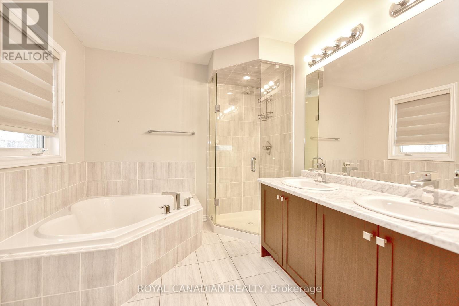 Photo 11 of 225 3865 Major Mackenzie Drive, Vaughan ON