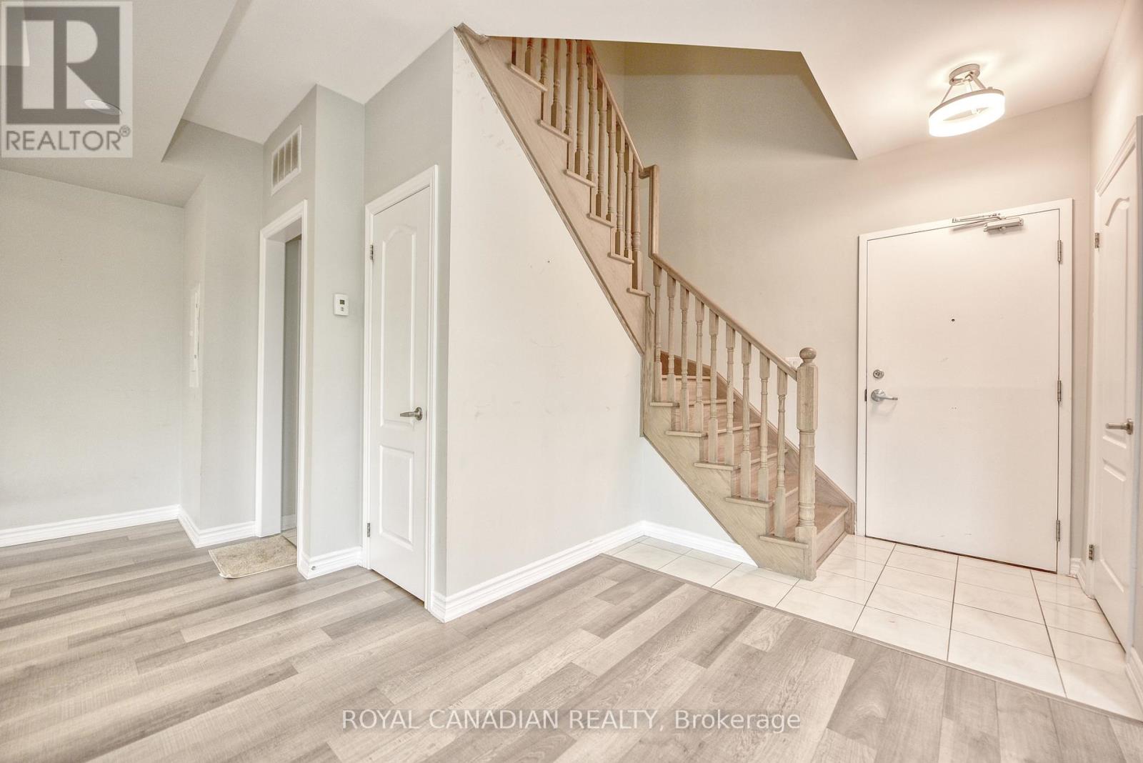 Photo 17 of 225 3865 Major Mackenzie Drive, Vaughan ON