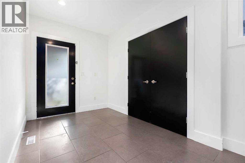 Photo 3 of 4927 21 Street Sw, Calgary AB