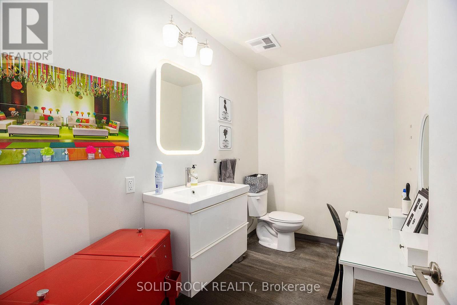 Photo 8 of 9 11 855 Industrial Avenue, Ottawa ON