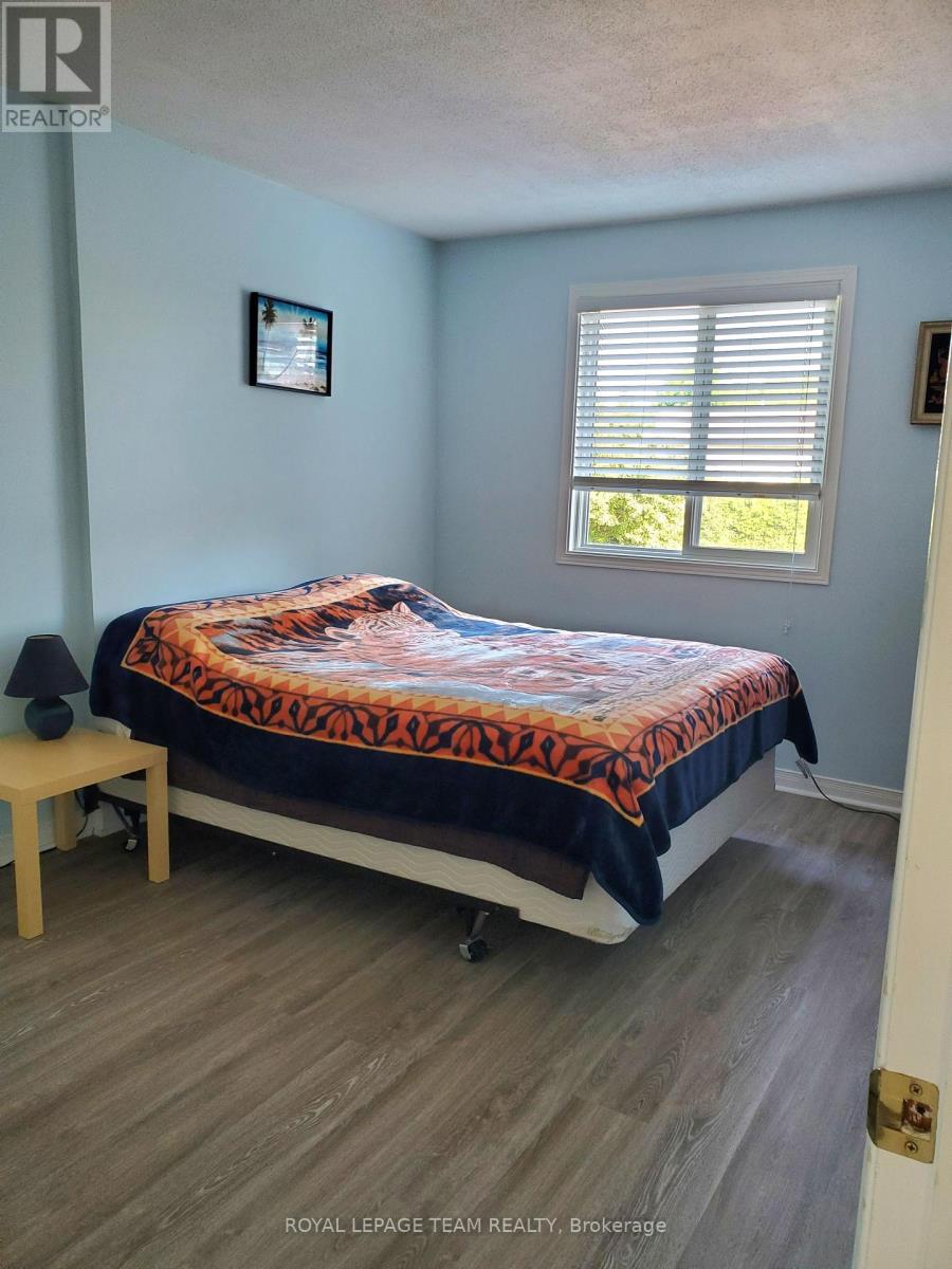 Photo 14 of 61 Mcgibbon Drive S, Ottawa ON