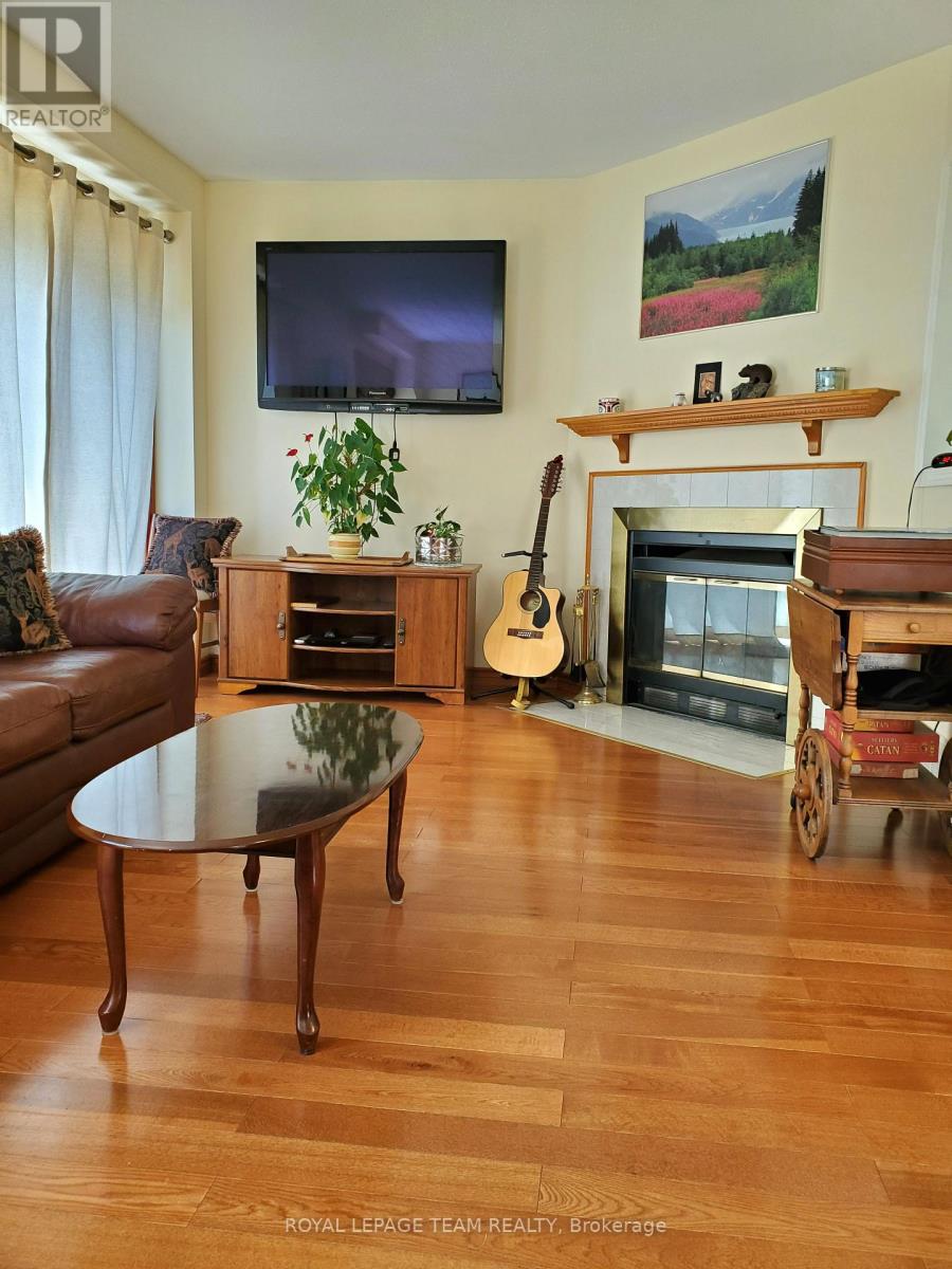 Photo 8 of 61 Mcgibbon Drive S, Ottawa ON