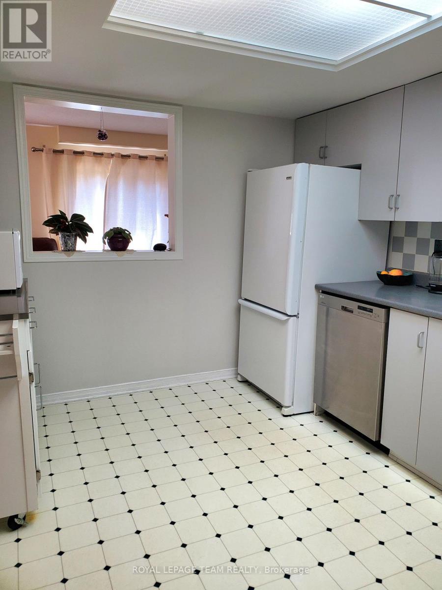 Photo 4 of 61 Mcgibbon Drive S, Ottawa ON