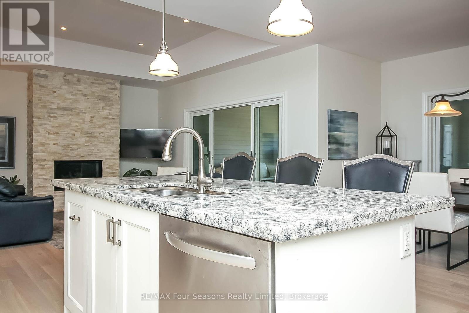 Photo 14 of 120 Schoolhouse Court, Blue Mountains ON
