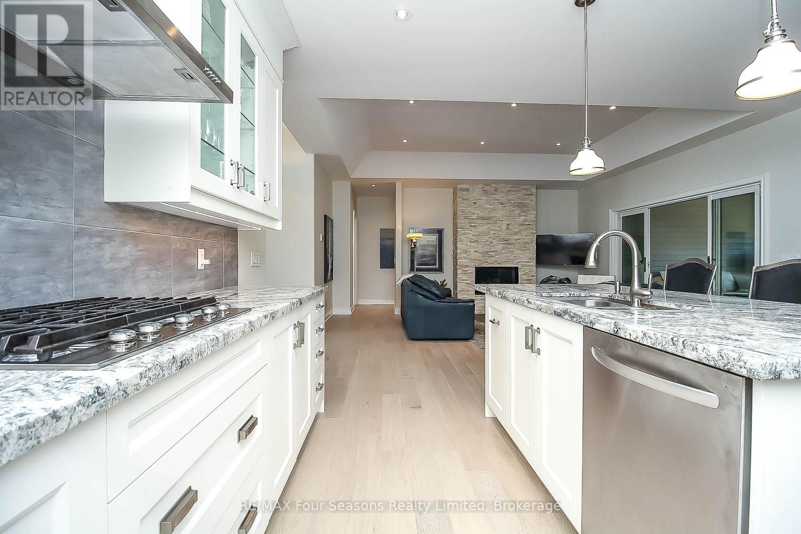Photo 15 of 120 Schoolhouse Court, Blue Mountains ON