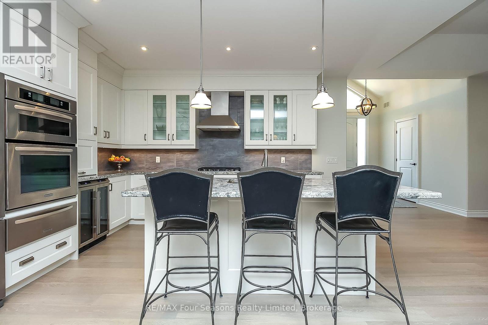 Photo 18 of 120 Schoolhouse Court, Blue Mountains ON