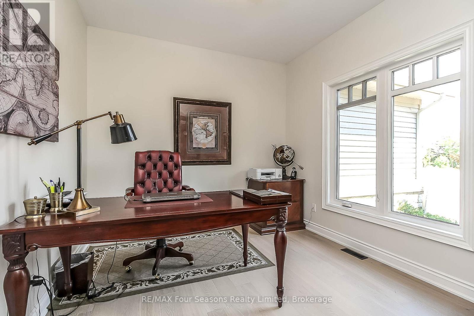 Photo 4 of 120 Schoolhouse Court, Blue Mountains ON