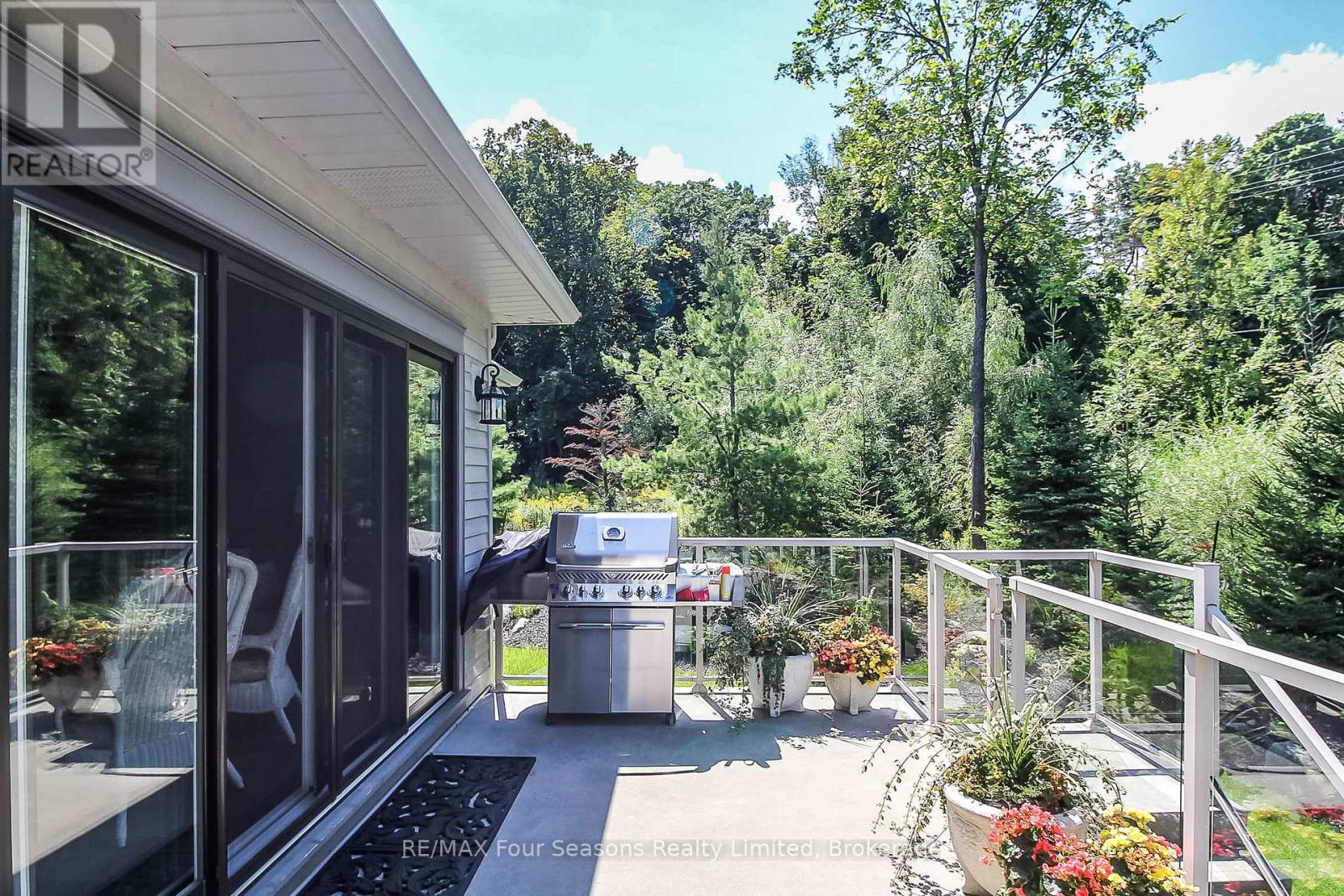 Photo 44 of 120 Schoolhouse Court, Blue Mountains ON