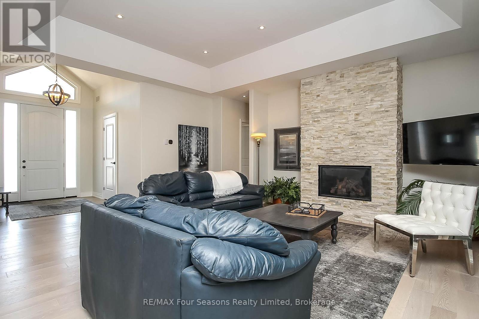Photo 7 of 120 Schoolhouse Court, Blue Mountains ON
