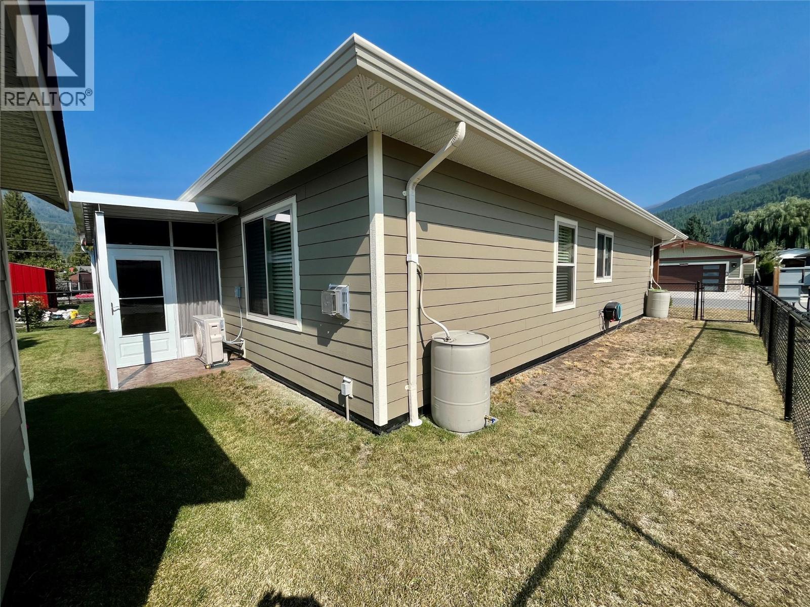 Photo 4 of 1132 Willow Row, Sicamous BC