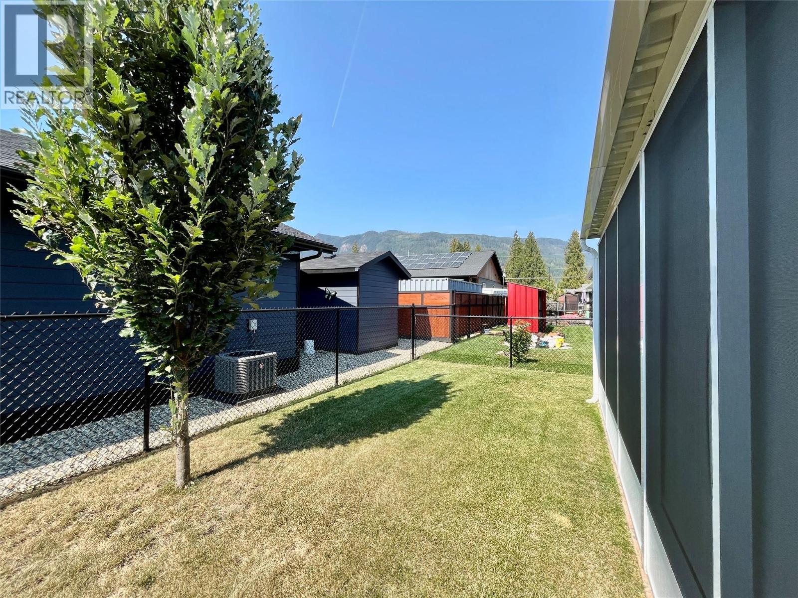 Photo 8 of 1132 Willow Row, Sicamous BC