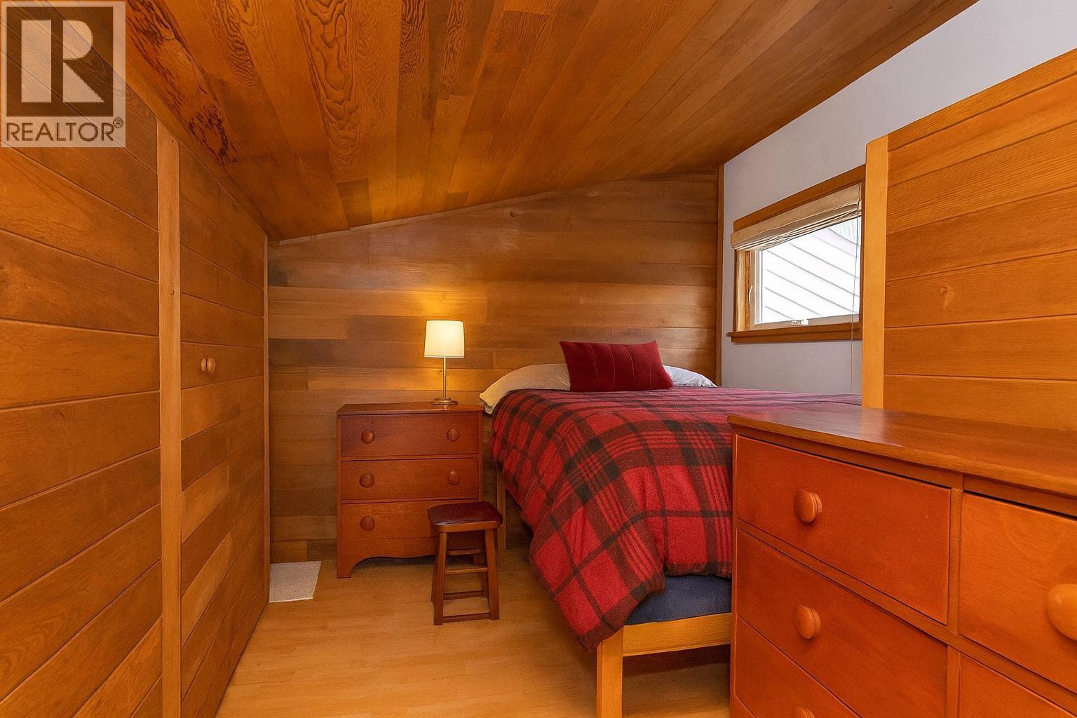 26 BRIGHTON BEACH, North Vancouver