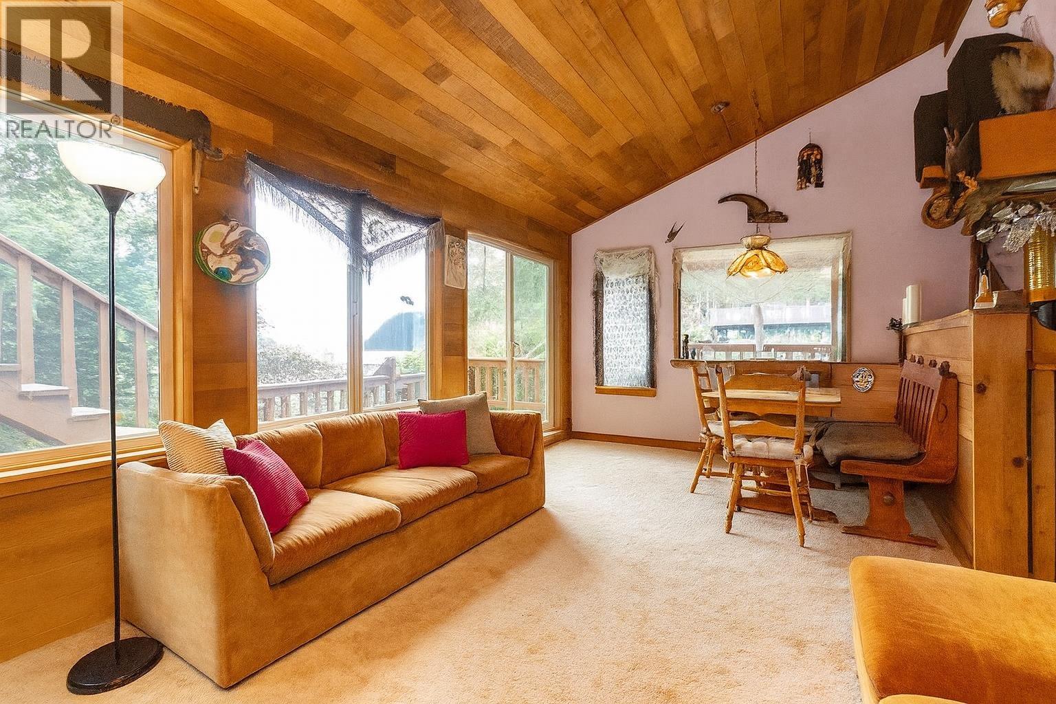 26 BRIGHTON BEACH, North Vancouver