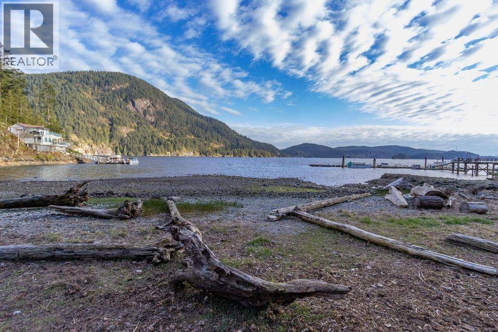 26 BRIGHTON BEACH, North Vancouver