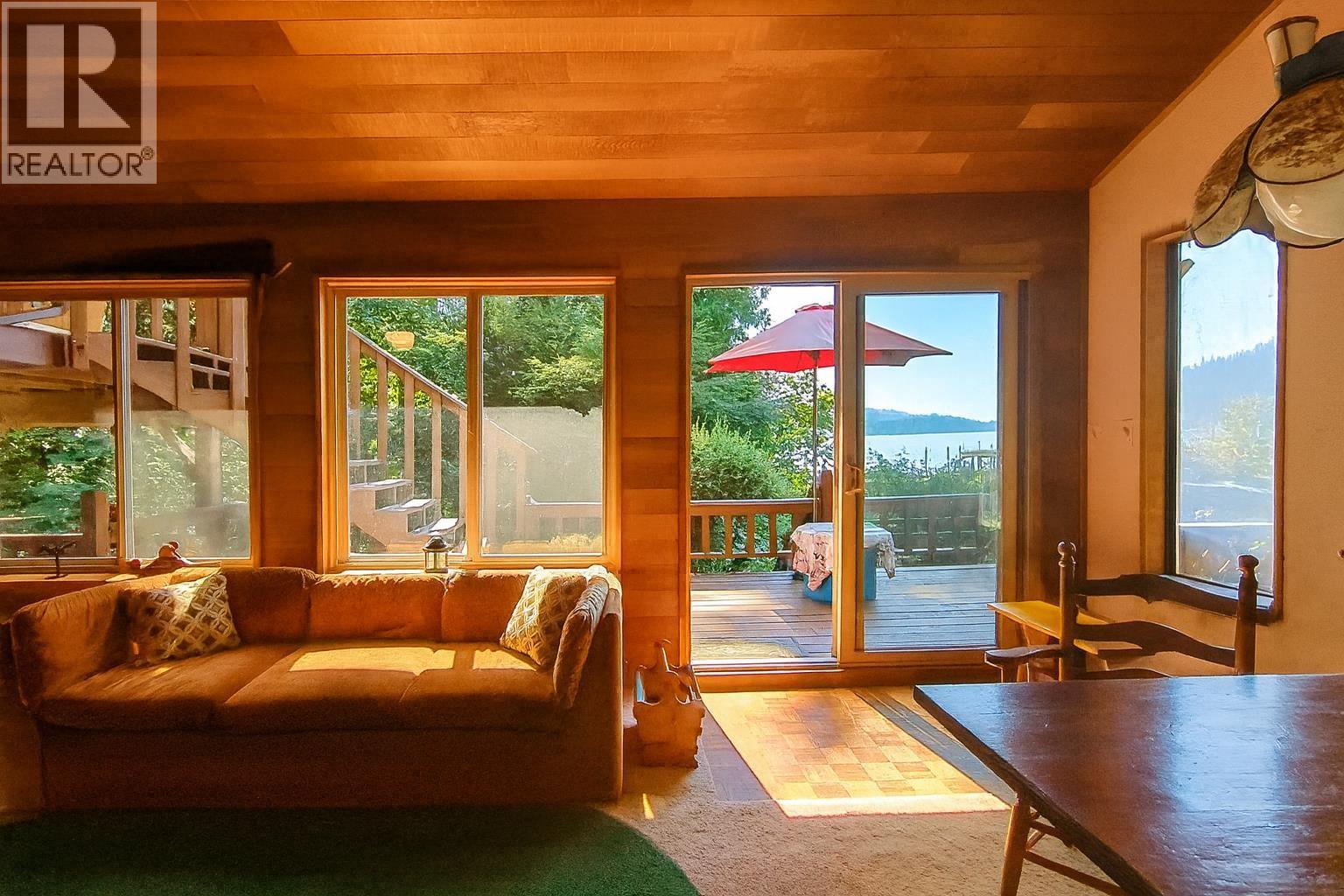 26 BRIGHTON BEACH, North Vancouver