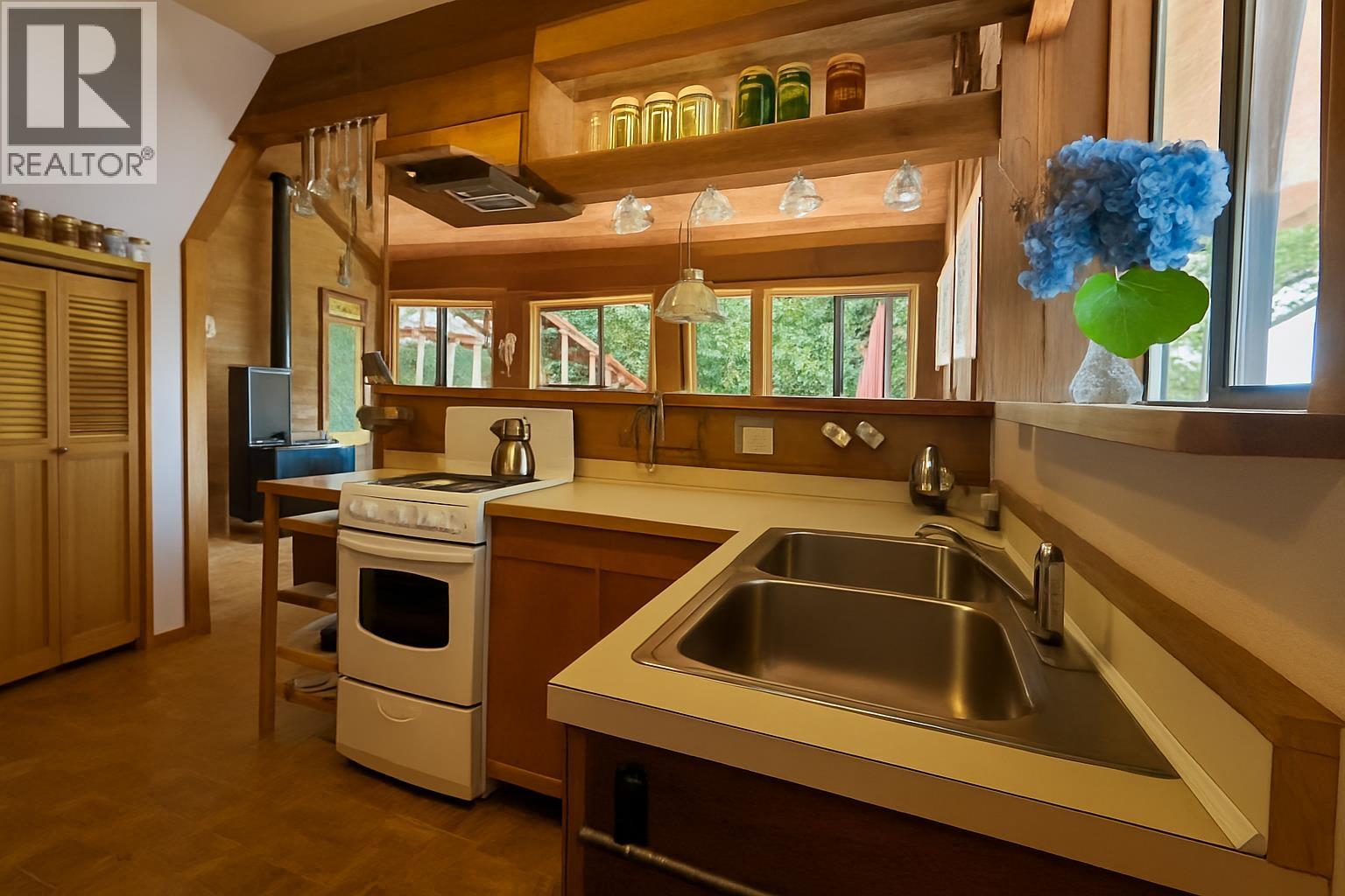 26 BRIGHTON BEACH, North Vancouver