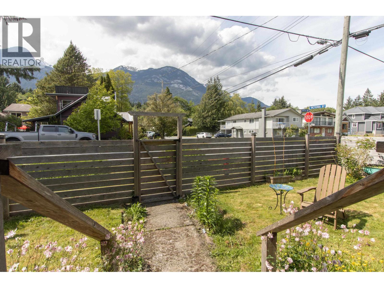 Photo 5 of 37992 Fifth Avenue, Squamish BC