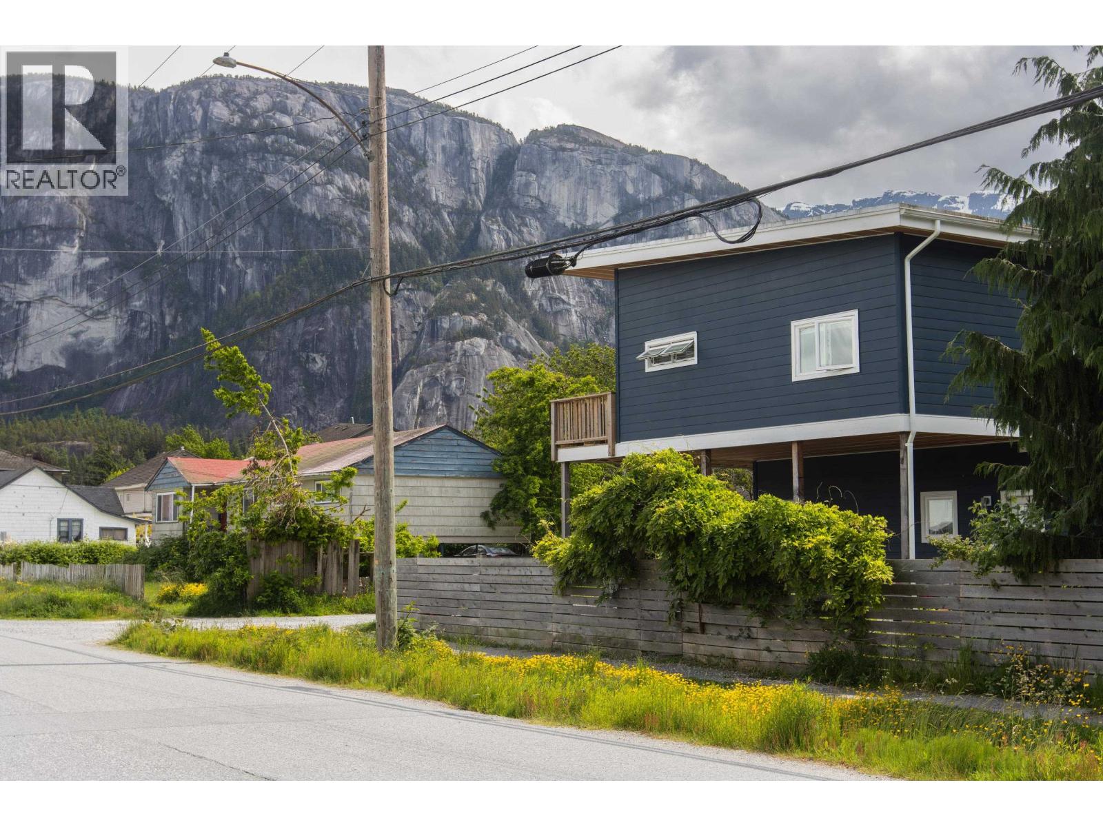Photo 7 of 37992 Fifth Avenue, Squamish BC