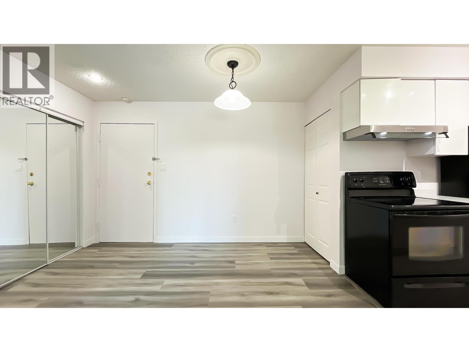 Photo 9 of 416 1945 Woodway Place, Burnaby BC