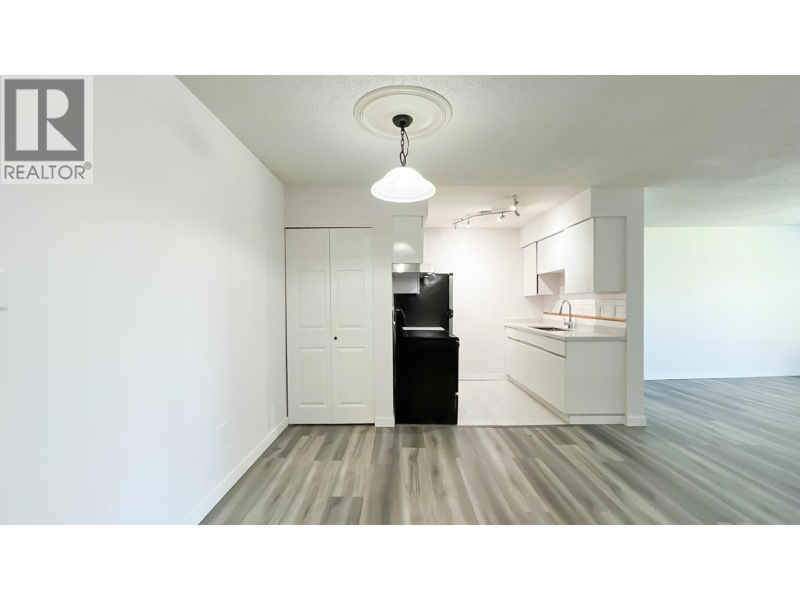 Photo 10 of 416 1945 Woodway Place, Burnaby BC
