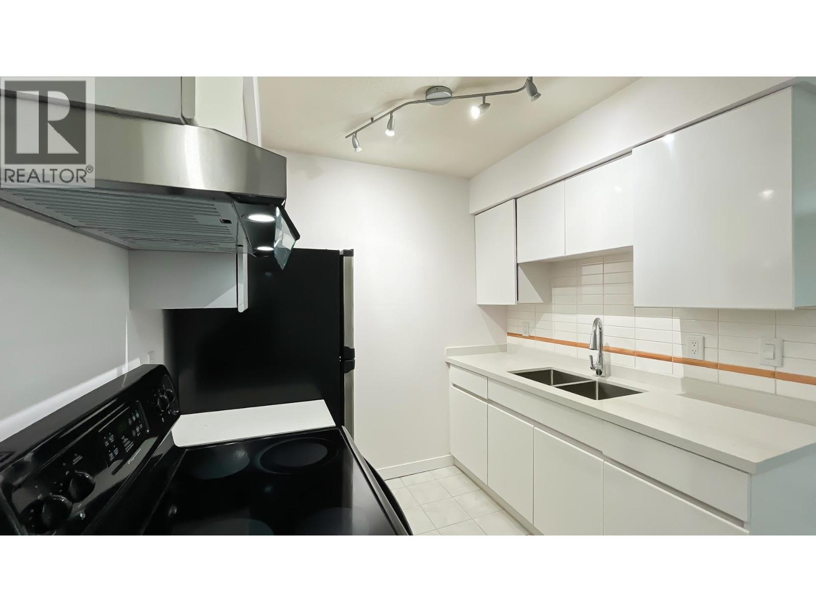 Photo 12 of 416 1945 Woodway Place, Burnaby BC