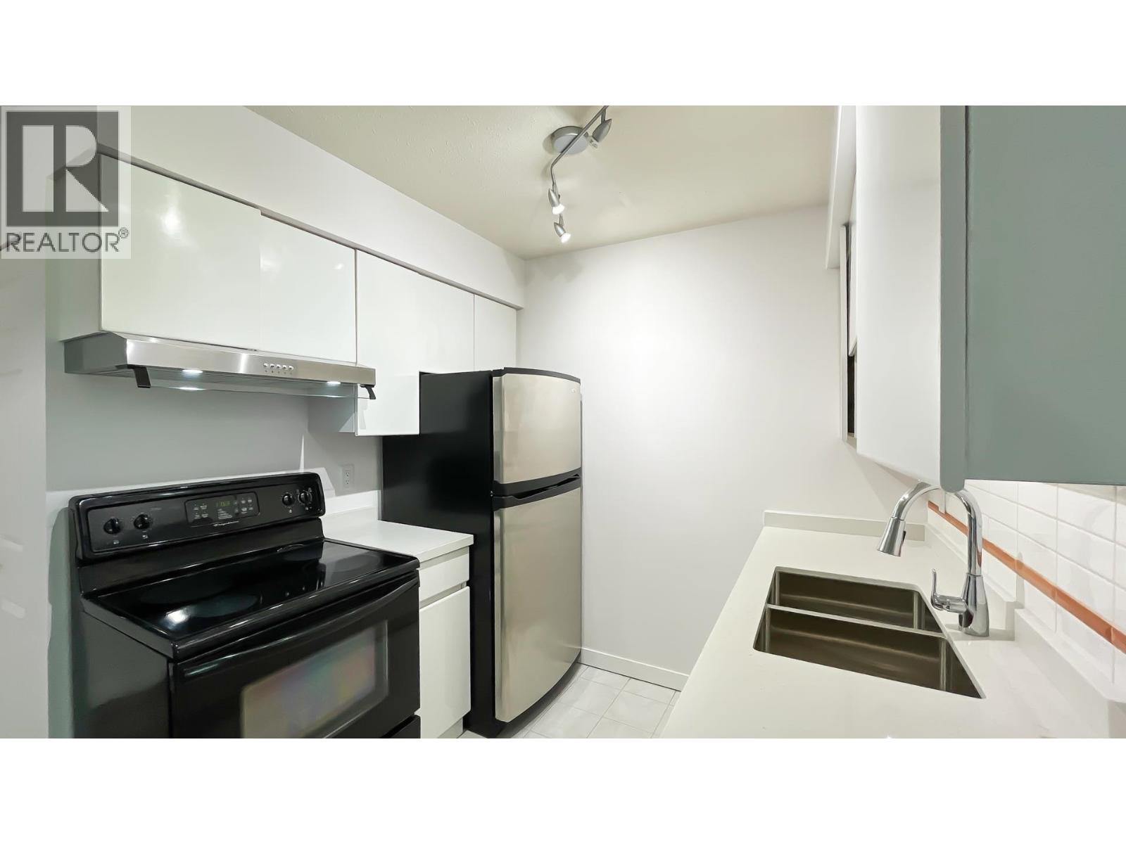 Photo 13 of 416 1945 Woodway Place, Burnaby BC
