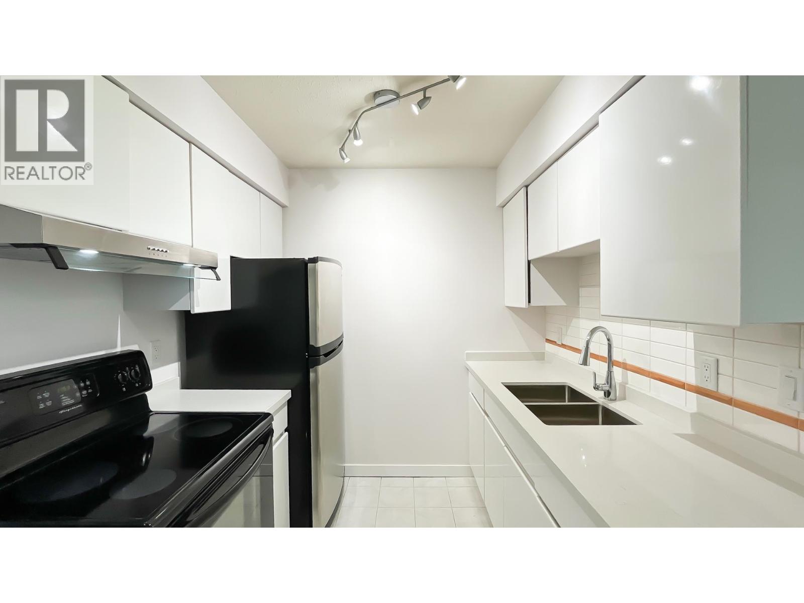 Photo 11 of 416 1945 Woodway Place, Burnaby BC