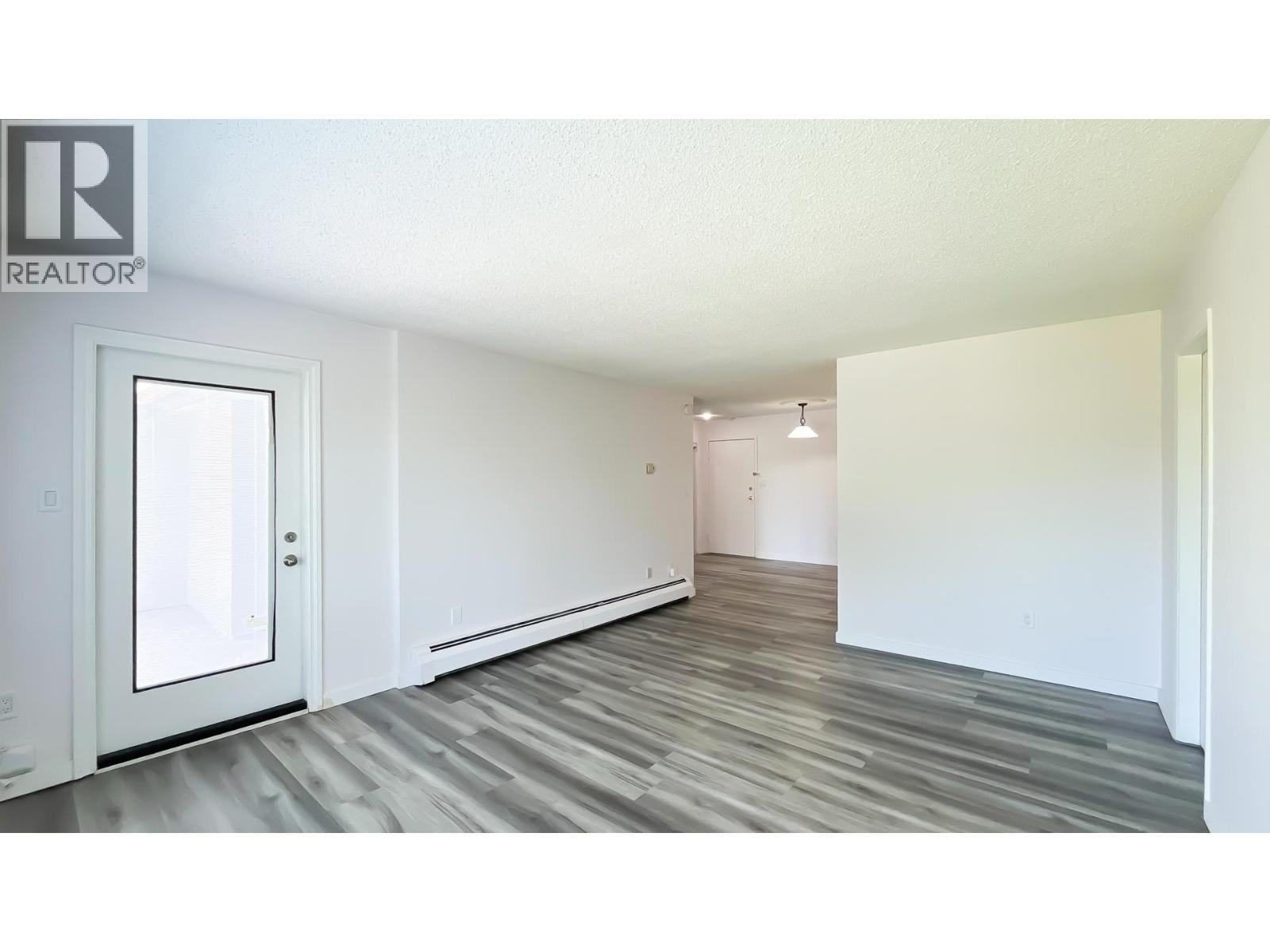 Photo 8 of 416 1945 Woodway Place, Burnaby BC