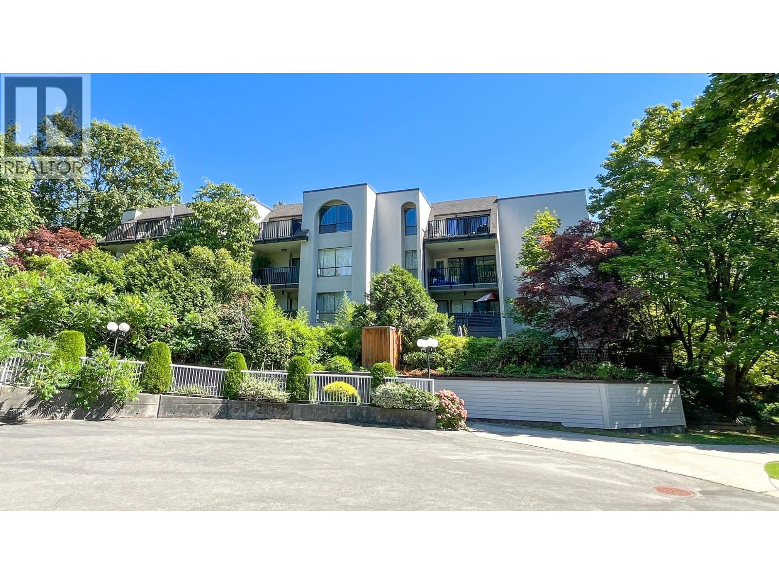 Photo 2 of 416 1945 Woodway Place, Burnaby BC