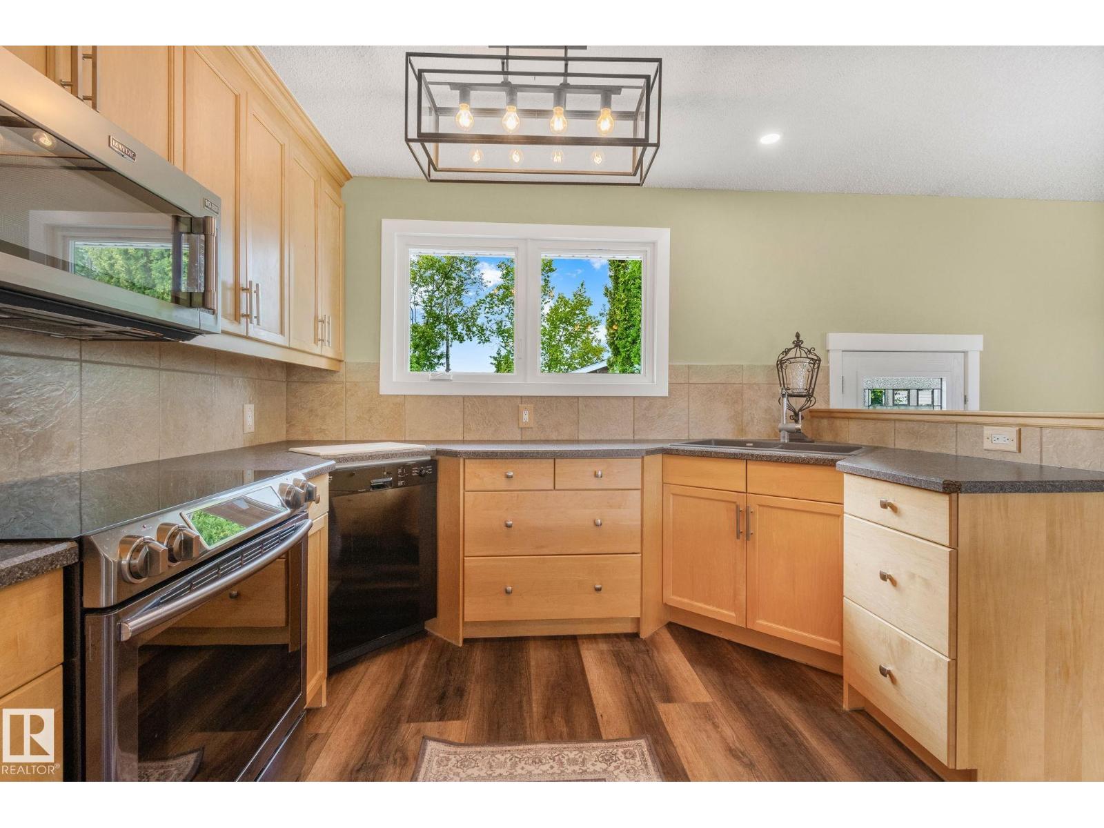 Photo 10 of 4303 35 Av, Leduc AB