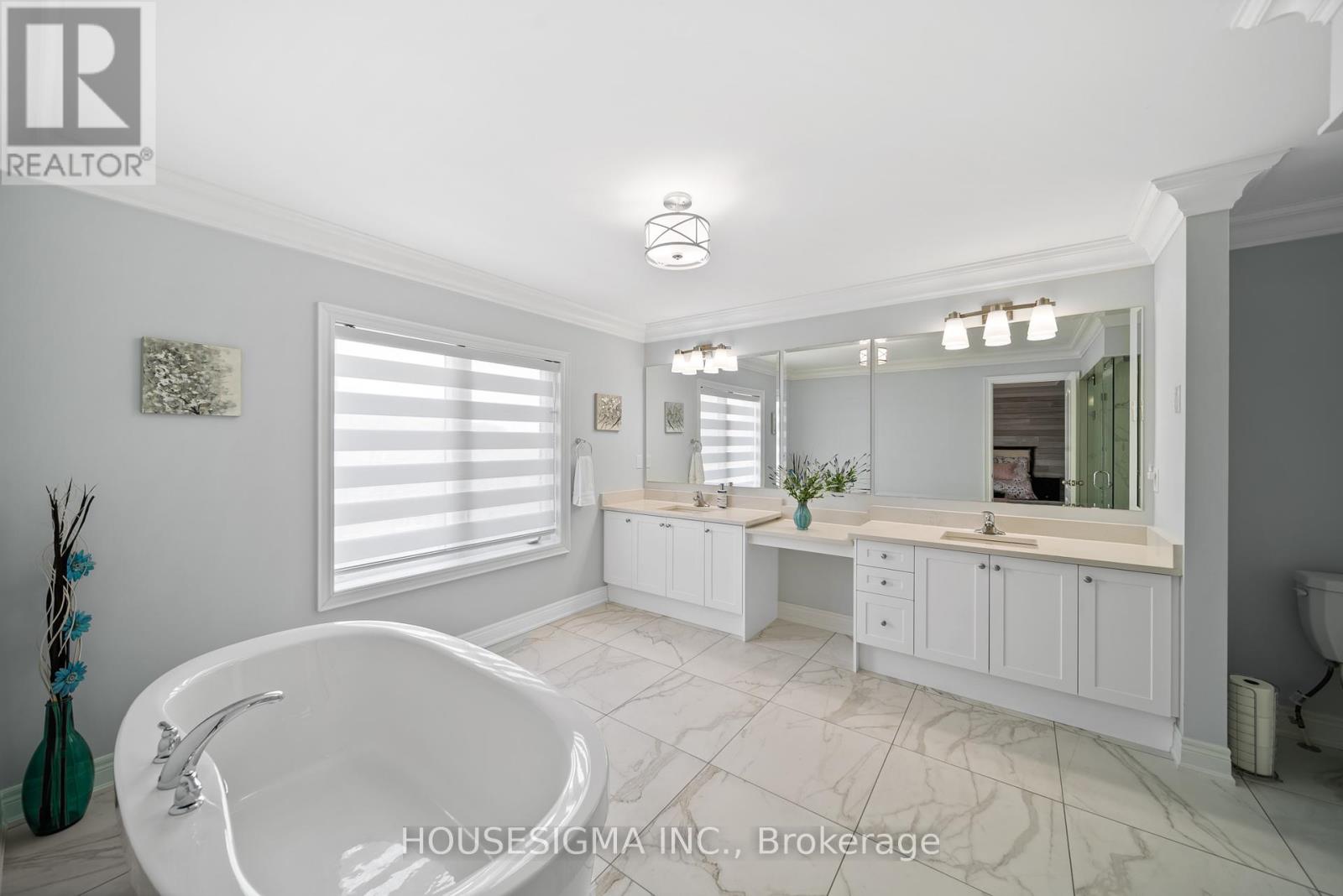 Photo 18 of 94 Forest Edge Crescent, East Gwillimbury ON