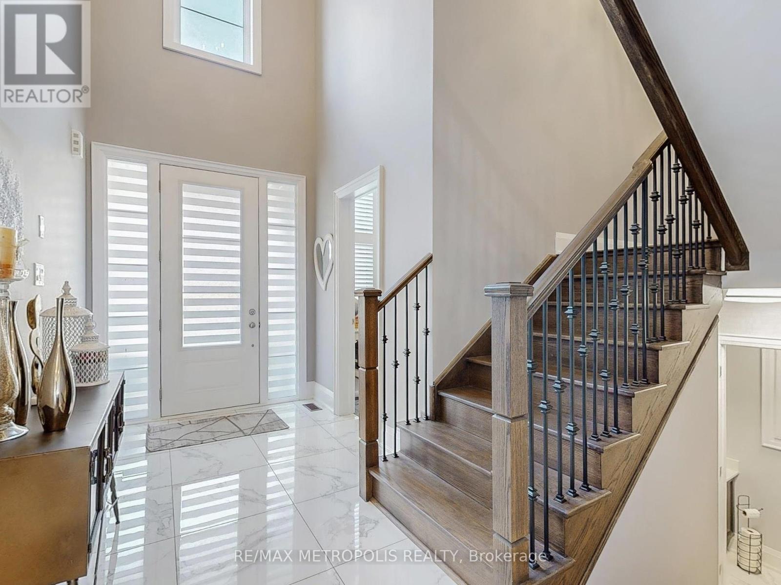 Photo 2 of 126 Silk Twist Drive, East Gwillimbury ON