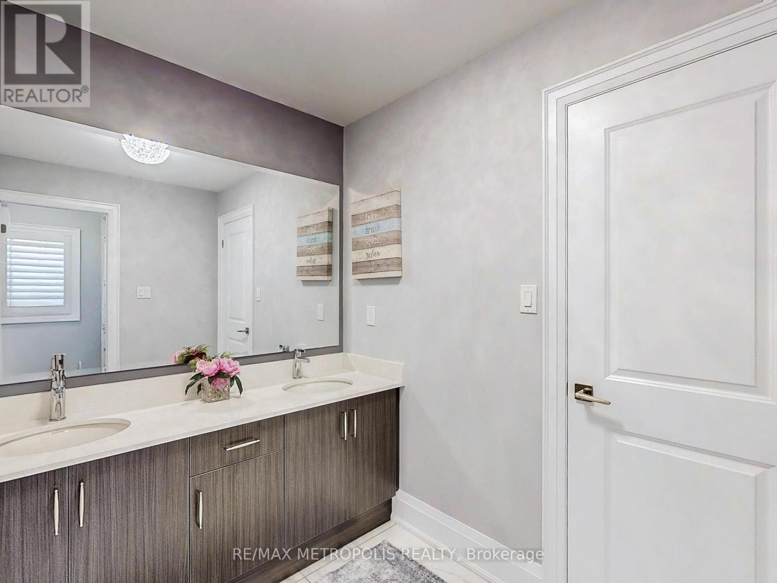 Photo 23 of 126 Silk Twist Drive, East Gwillimbury ON