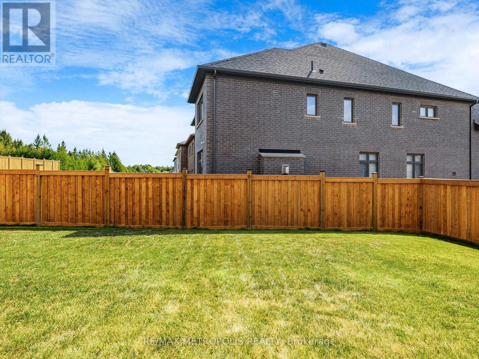 Photo 33 of 126 Silk Twist Drive, East Gwillimbury ON