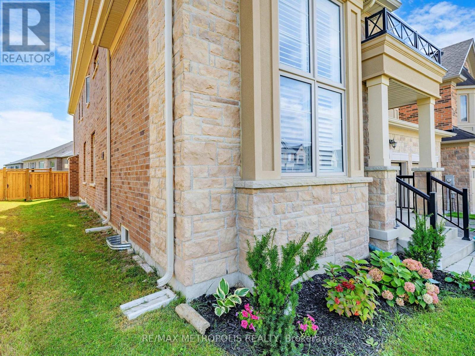 Photo 35 of 126 Silk Twist Drive, East Gwillimbury ON