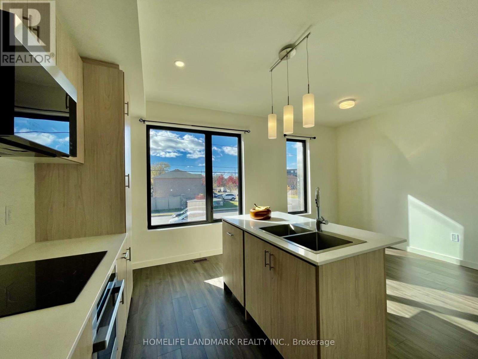 Photo 1 of 29 Rainwater Lane, Barrie ON