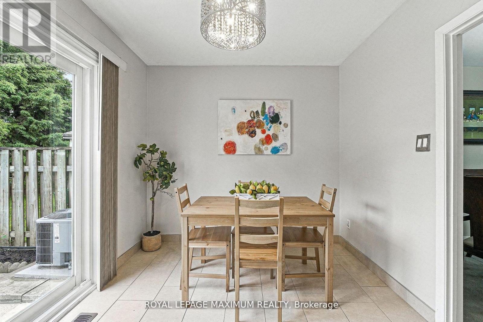 Photo 11 of 32 Fennimore Crescent, Toronto ON