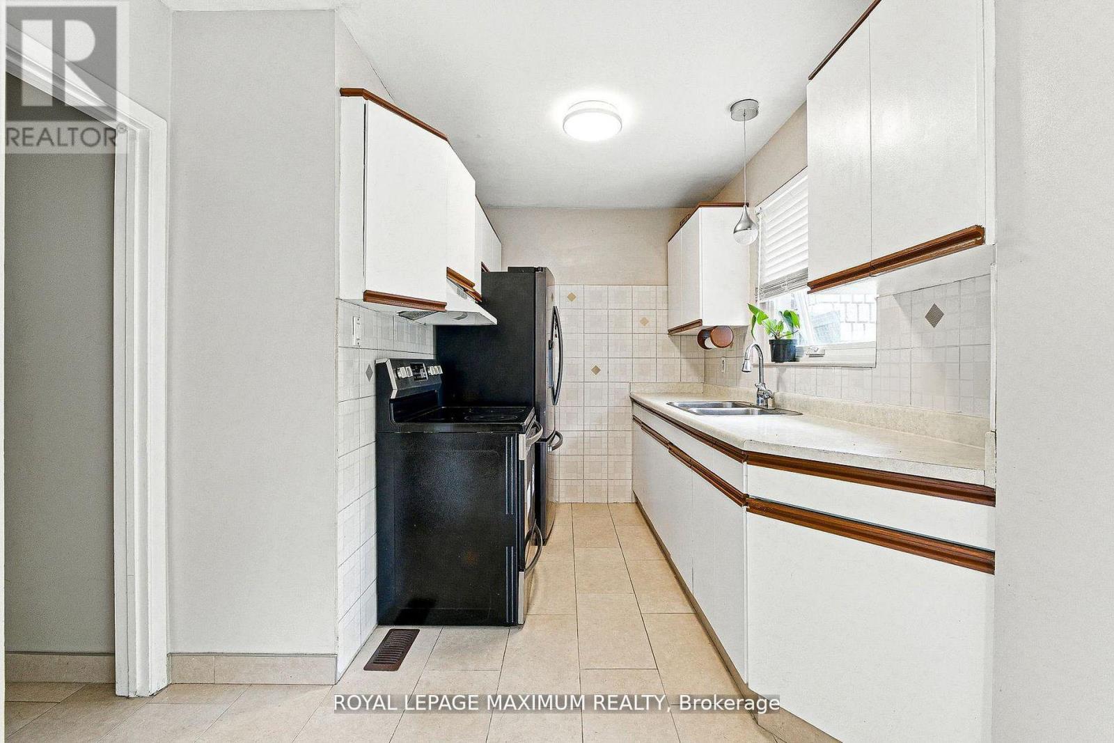 Photo 15 of 32 Fennimore Crescent, Toronto ON