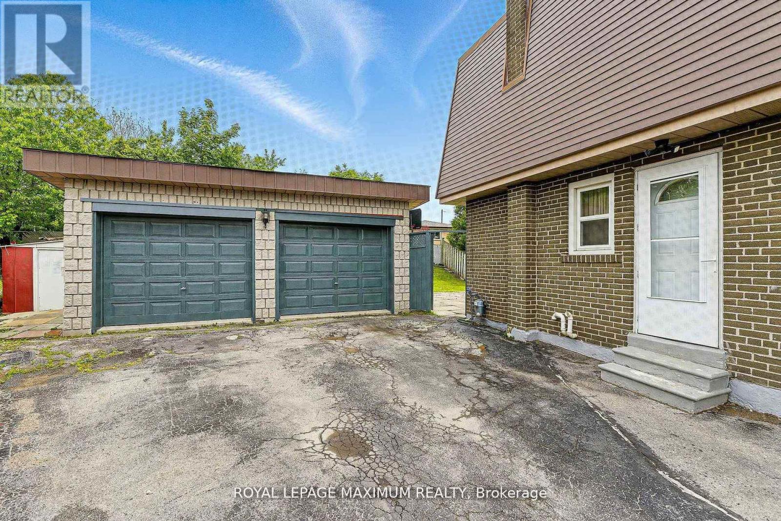 Photo 3 of 32 Fennimore Crescent, Toronto ON