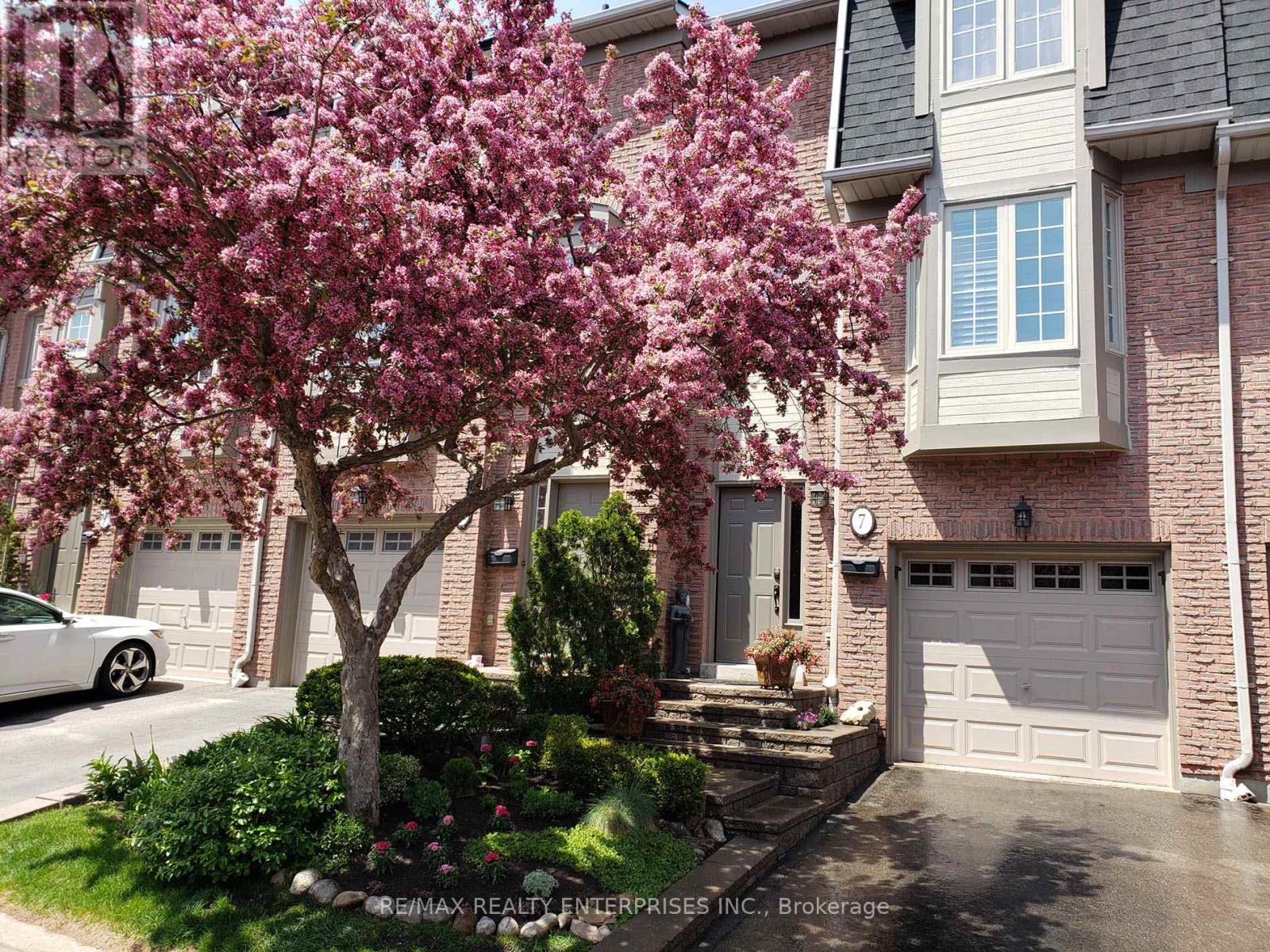 Photo 1 of 7 3140 Fifth Line W, Mississauga ON