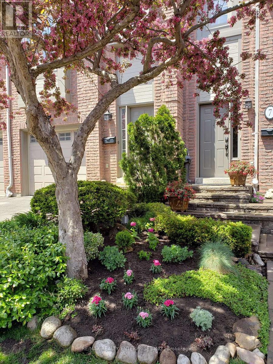 Photo 2 of 7 3140 Fifth Line W, Mississauga ON