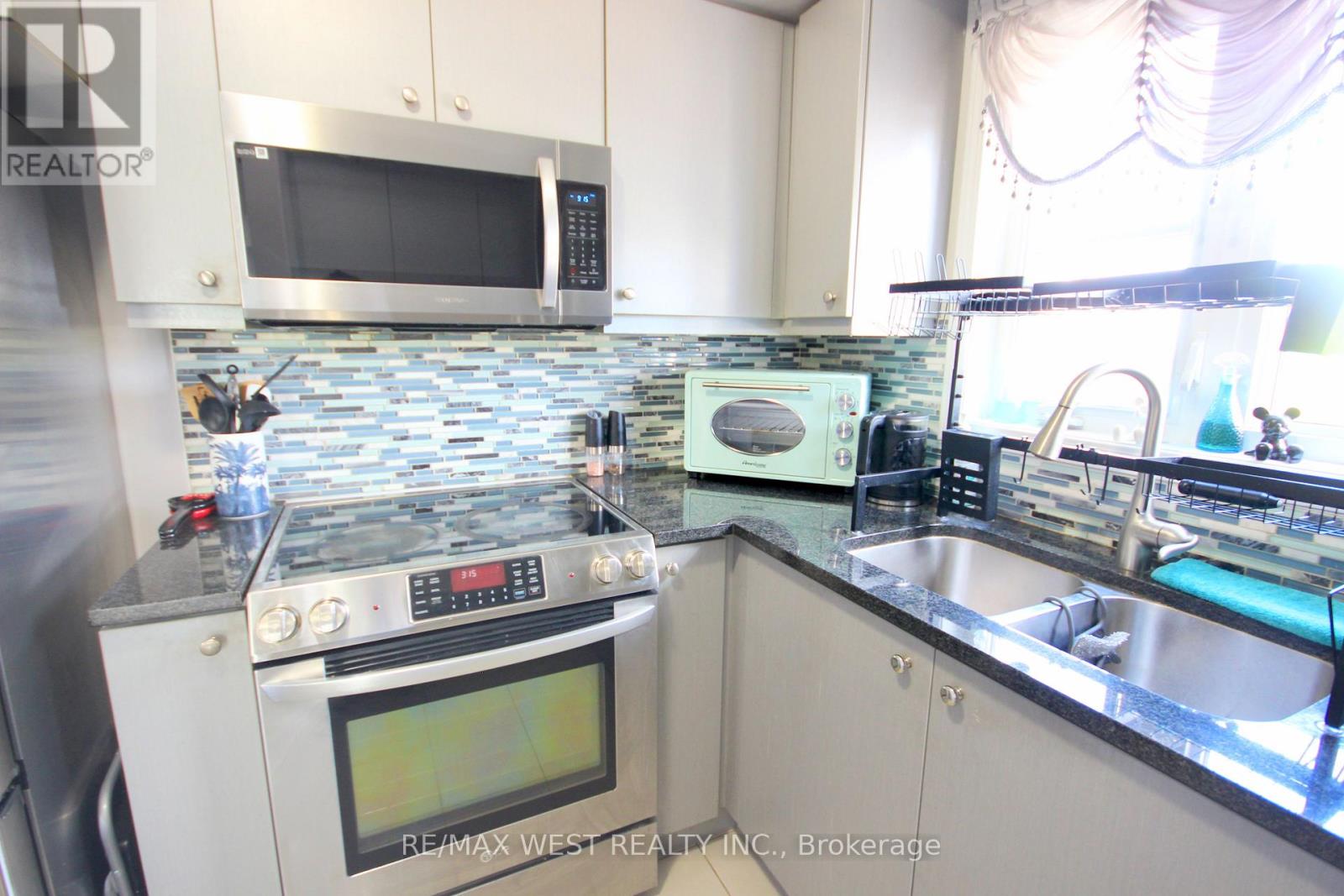 Photo 10 of 60 Baycliffe Crescent, Brampton ON