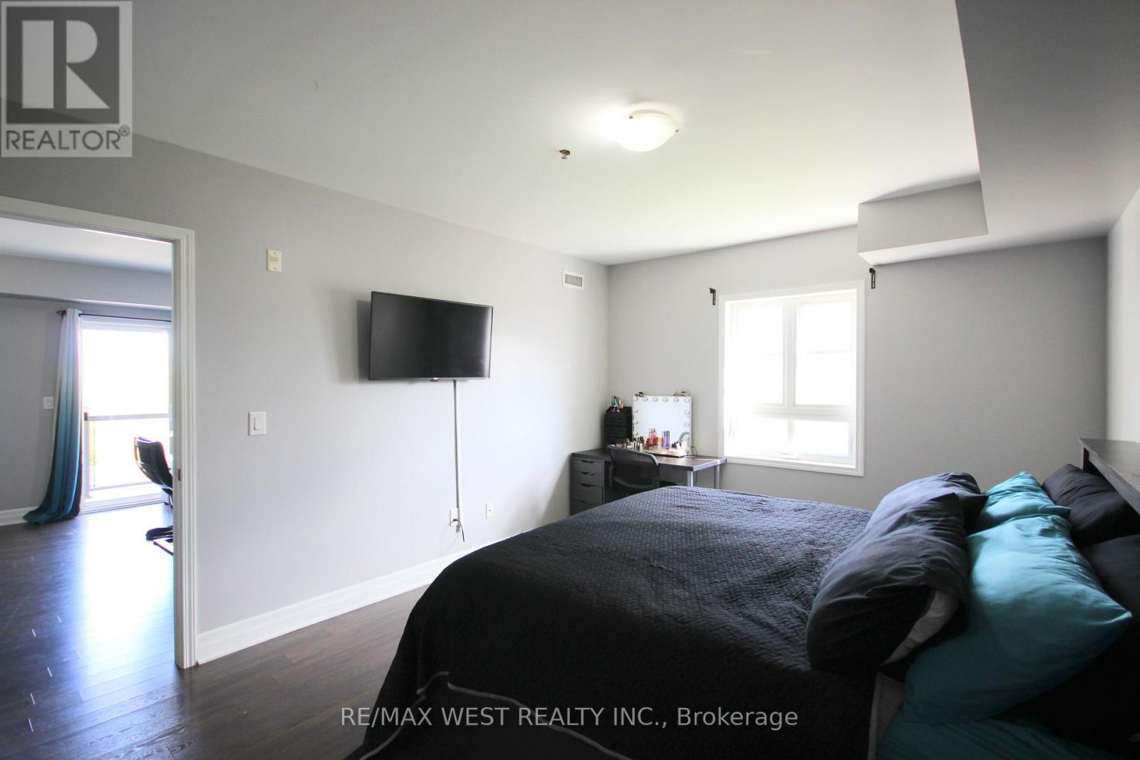 Photo 13 of 60 Baycliffe Crescent, Brampton ON