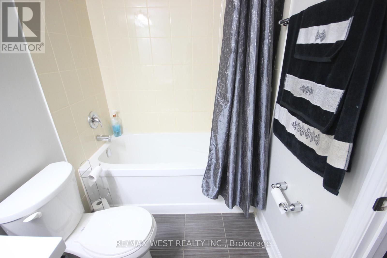 Photo 20 of 60 Baycliffe Crescent, Brampton ON