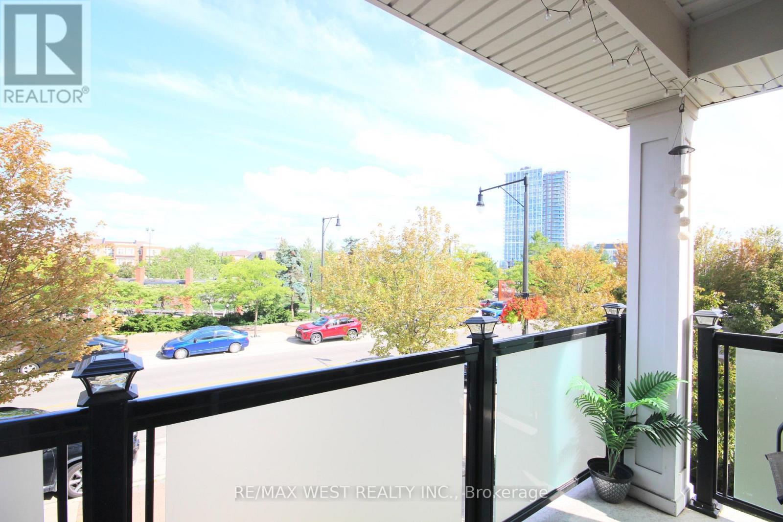 Photo 23 of 60 Baycliffe Crescent, Brampton ON