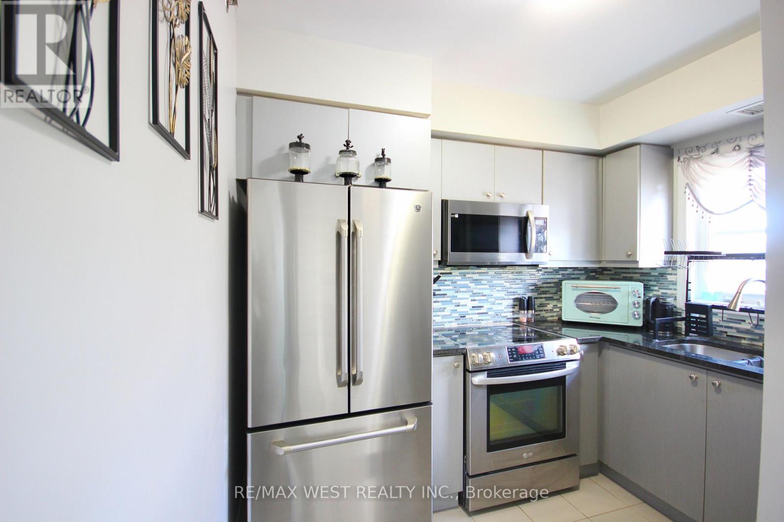 Photo 8 of 60 Baycliffe Crescent, Brampton ON