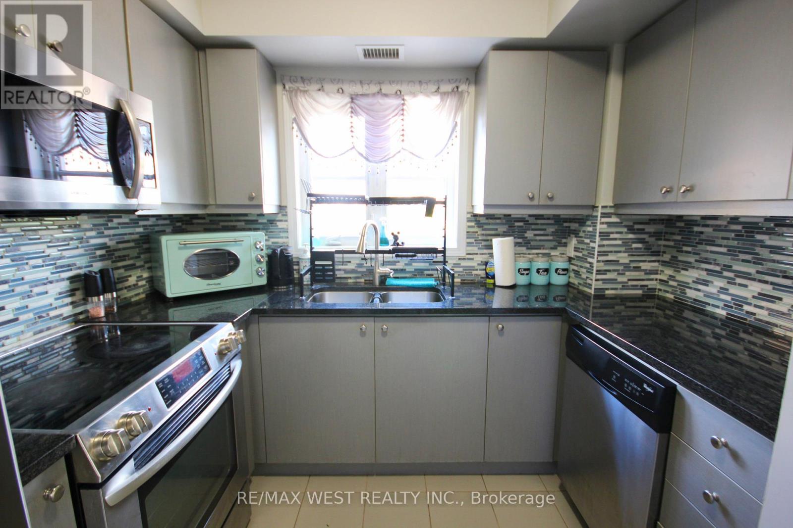 Photo 9 of 60 Baycliffe Crescent, Brampton ON